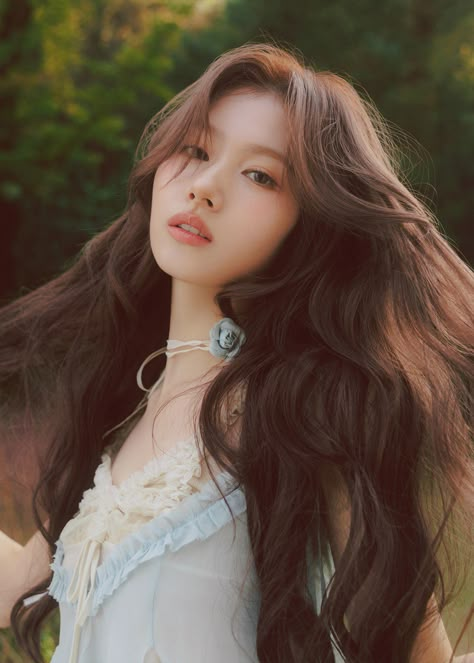 Minatozaki Sana, cantora japonesa está em um campo com árvores e flores. Ela segura algumas mechas de cabelo e usa um vestido azul e gargantilha com uma flor azul. Twice Photoshoot, Sana Minatozaki, Sana Momo, Minatozaki Sana, Twice Sana, Kpop Posters, Set Me Free, Iconic Photos, I Got You