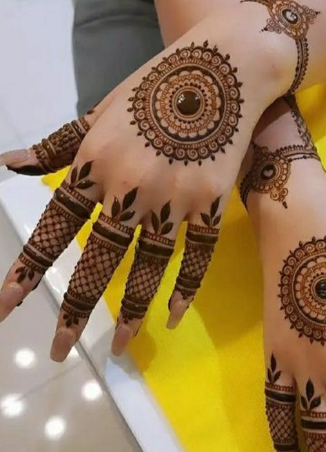 Henna Styles, Beautiful Simple Mehndi Design, Mehndi Designs Fingers, Mehndi Designs Bridal, Mehndi Designs Bridal Hands, Pretty Henna, Mehndi Designs For Kids, Circle Mehndi, Very Simple Mehndi Designs