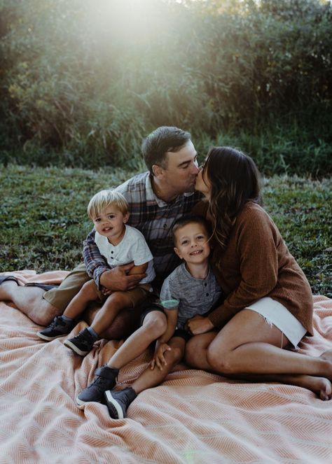 Sitting Poses For Family Pictures, Cute Family Portraits, Family Of 4 Picture Poses Sitting, Sitting Poses Family, Family Pictures Sitting Down, Family Of 3 Sitting Poses, Sitting Family Photos, Family Photoshoot Sitting Down, Family Poses Sitting