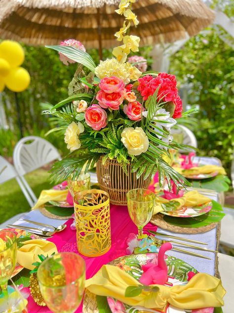 Elena’s Hawaiian Luau Party! | CatchMyParty.com Boho Luau Party, Luau Table Decorations, Hawaiian Birthday Party Ideas, Birthday Luau, Luau Party Decorations, Hawaiian Luau Party, Hawaiian Birthday Party, Hawaiian Birthday, Fiesta Tropical