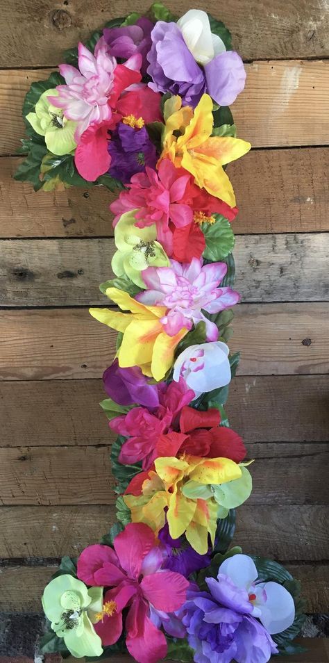 Hawaii Birthday Party, Kids Luau, Hawaii Birthday, Flowers Happy Birthday, Stitch Party, Hawaii Theme, Hawaiian Party Decorations, Lincoln University, Hawaiian Birthday Party