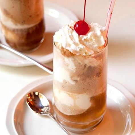 Grandpa's Favorite Coke Floats | A quick and easy dessert recipe! Coke Float Recipe, Coke Floats, Coca Cola Recipes, Coke Float, Cola Recipe, Float Recipes, Desserts Summer, Drink Recipes Nonalcoholic, Ice Cream Floats