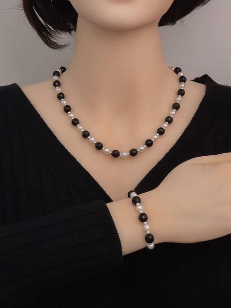 White And Black Beaded Necklace, Diy Black Bracelet, Black And White Necklaces Beads, Black And White Beads Bracelet, Elegant Beaded Jewelry, Black Pearls Jewelry, Beads Necklace Design, Black And White Bracelets, Bead Necklace Ideas