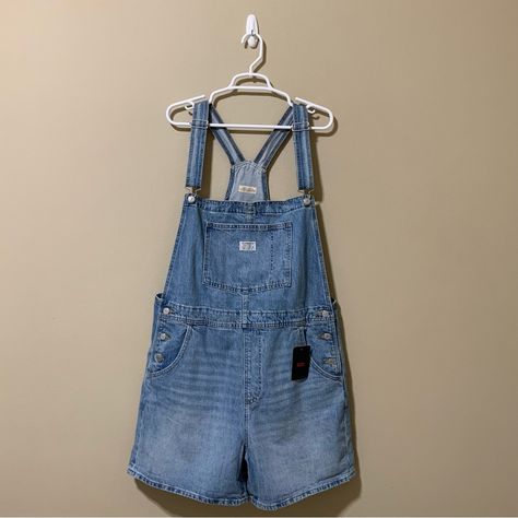 Levi’s Premium Capital E Vintage Shortall Cuffed Denim Overalls -Size Extra Large -Levi’s Sunset Skate Wash -Pocketed Bib -Cuffed Shorts -Round Front Pockets -Back Patch Pocket -Silver Hardware -Vintage Style White Logo Patch At Front -Red Logo Tag At Back -Approximate Measurements On A Flat Surface Waist: 20” Length: 40” Rise: 13.5” Inseam: 5” -100% Cotton -Nwt Denim Short Overalls, Shorts Overalls, Overalls Shorts, Short Overalls, Overalls Shorts Outfit, Overall Shorts Outfit, Jean Short Overalls, Womens Denim Overalls, Cute Overalls