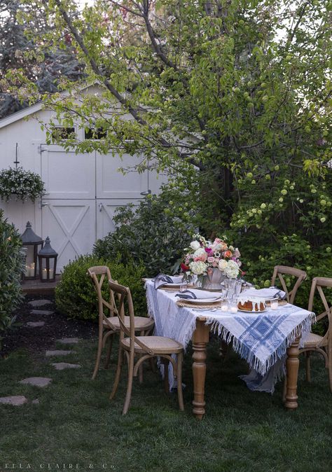 Easy outdoor table setting ideas for beautiful spring entertaining. Tablescapes can be easy and fun using things you have on hand, mixed with fresh flowers of course. Backyard Table Setting, Bohemian Table Settings, Outdoor Table Setting, Backyard Table, Spring Decor Ideas, Spring Entertaining, Table Setting Ideas, Spring Table Decor, Dining Inspiration