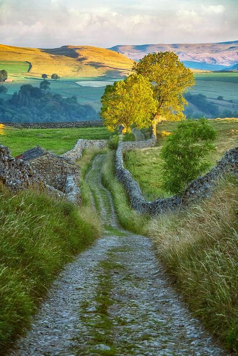 Eye Photo, Yorkshire Dales, Dirt Road, Photo Nature, English Countryside, Beautiful Sky, Nature Beautiful, Landscape Photos, Wonderful Places