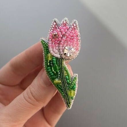 Pink Brooch, Beaded Flowers Patterns, Bead Crafts Diy, Brooch Flower, Beadwork Designs, Bead Embroidery Patterns, Jewelry Flower, Iron Beads, Beadwork Patterns