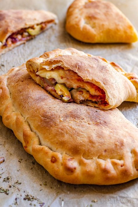 Pizza Calzone Nice Snacks, Pizza Calzone Recipe, Chicago Deep Dish Pizza Recipe, Easy Calzone, Calzone Recipes, Homemade Calzone, Pizza Video, Lemon Cupcake Recipe, Deep Dish Pizza Recipe