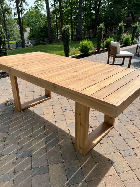 Diy Outdoor Dinner Table, Cedar Patio Table, Scrap Wood Table Diy, Diy Modern Outdoor Table, Cedar Outdoor Table, Diy Outdoor Table Dining, Patio Dining Table Decor, Backyard Table Ideas, Modern Patio Table