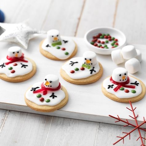 An fun & easy decorating idea to delight kids and adults alike! Easy Xmas Dessert, Melting Snowman Cookies, Snowman Cookies Recipe, Marshmallow Christmas, Snowmen Cookies, Snowman Recipes, Melted Snowman Cookies, Marshmallow Candy, Melting Snowman