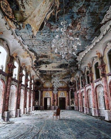 Eerie Places, Old Abandoned Buildings, Beautiful Ruins, Urban Exploring, Old Abandoned Houses, Abandoned Mansions, Foto Art, Abandoned Buildings, Old Buildings