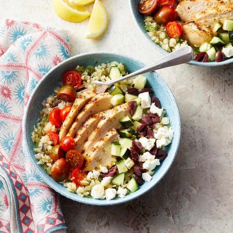 Cauliflower Rice Bowls with Grilled Chicken Cauliflower Rice Bowl, White Quinoa, Avocado Cucumber, Mediterranean Diet Meal Plan, Resep Salad, Easy Mediterranean Diet Recipes, Mediterranean Diet Plan, Resep Diet, Flat Belly Diet