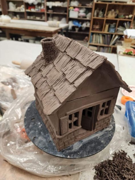 Ceramic Cottage, Clay House Sculpture, Ceramic Doll House, Clay Cottage, Pottery Houses Ideas, House Ceramic, Functional Ceramics Projects, Clay House Ideas, Clay House