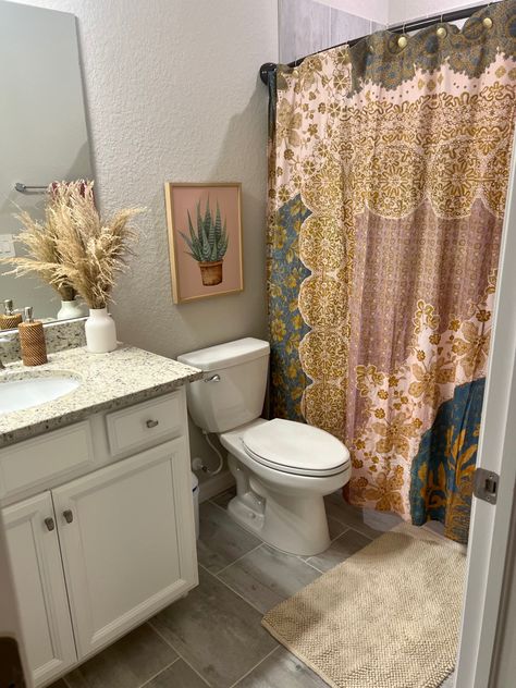 Pink boho shower curtain Boho Pink Bathroom Ideas, Pink Western Bathroom Decor, Pink Boho Bathroom, Boho Glam Bathroom, Apartment Decor Girly, Western Bathroom Decor, Shower Curtain Pink, Crib Ideas, Girls Apartment