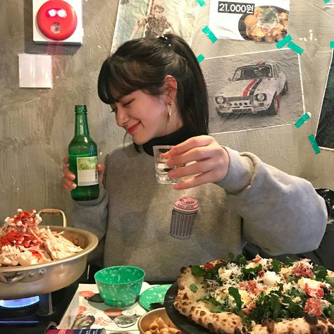 Soju Aesthetic Girl, Friends In Restaurant, Ulzzang Friends, Seoul Korea Travel, Korean Friends, Busan South Korea, South Korea Seoul, Korean Restaurant, Japan Photography