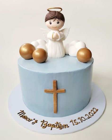 Pistachio sponge layered with vanilla Swiss meringue buttercream. Decorated with angel, clouds and cross in modelling paste. Angel Baby Cake, Cake Baptism, Baptism Decor, Angel Clouds, Communion Cakes, Meringue Buttercream, Swiss Meringue, Swiss Meringue Buttercream, Baptism Cake