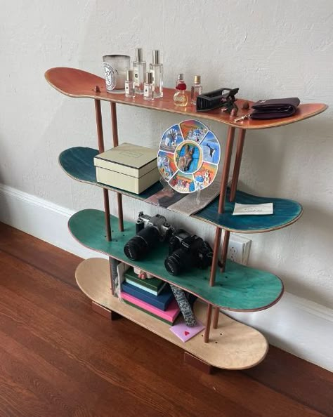 Shelf Made From Skateboard, Mountain Apartment Decor, Skateboard Living Room, Skateboard Deck Shelves, Skate Board Shelf, Retro Office Ideas, Skateboard Shoe Rack, Skateboard Bedroom Ideas, Old Skateboard Ideas Diy