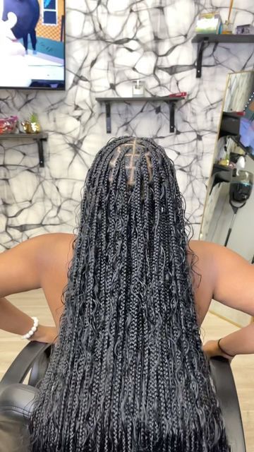 Knotless Braids |📍Miami Gardens shared a post on Instagram: "(GODDESS KNOTLESS) with human hair🥰🤩😎🤑coming soon. textures( wet and wavy, bohemian curl, loose wave) •••••••••••••••••••••••••••••••••• Location:📍Miami gardens Follow @stylishvee_ for more videos‼️ • 📆𝐘𝐨𝐮 𝐜𝐚𝐧 𝐂𝐥𝐢𝐜𝐤 𝐭𝐡𝐞 𝐥𝐢𝐧𝐤 𝐢𝐧 𝐦𝐲 𝐛𝐢𝐨 𝐭𝐨 𝙑𝙞𝙚𝙬 𝙥𝙧𝙞𝙘𝙚𝙨 𝙖𝙣𝙙 𝙗𝙤𝙤𝙠 𝙮𝙤𝙪𝙧 𝙖𝙥𝙥𝙤𝙞𝙣𝙩𝙢𝙚𝙣𝙩 • • 𝗗𝗼 𝘆𝗼𝘂 𝘄𝗮𝗻𝘁 𝘁𝗼 𝗹𝗲𝗮𝗿𝗻 𝗵𝗼𝘄 𝘁𝗼 𝗺𝗮𝘀𝘁𝗲𝗿 𝗸𝗻𝗼𝘁𝗹𝗲𝘀𝘀 𝗯𝗿𝗮𝗶𝗱 Knotless With Human Hair, Goddess Knotless, Short Box Braids Hairstyles, Colored Braids, Feed In Braids Hairstyles, Messy Braids, Goddess Braids Hairstyles, Miami Gardens, Box Braids Hairstyles For Black Women