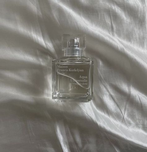 Penthouse Ideas, Cosmetic Inspiration, Perfume Aesthetic, Minimal Beauty, Perfume Photography, Sunday Style, Perfume Fragrance, Perfume Design, Skin Food