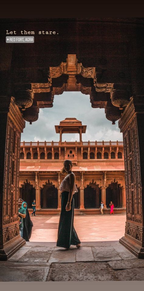 Redfort Delhi Photography, Red Fort Photography Poses, Poses At Fort, Fort Pictures Ideas, Agra Outfit Ideas, India Gate Photography Poses, Red Fort Photography, Red Fort Aesthetic, Agra Fort Photography