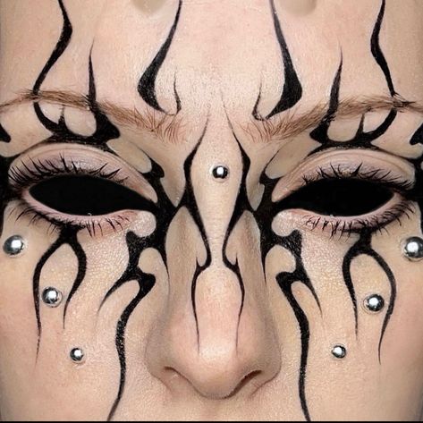 Back Tattoos Goth, Goth Eye Looks, Negative Space Makeup, Cybersigilism Makeup, Crazy Eyeliner Looks, Goth Punk Makeup, Graphic Eyeliner Goth, Goth Graphic Liner, Gothic Eyeliner Ideas