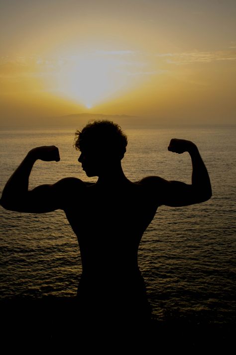 #sunset #silhouette #aesthetic #gymlife #gymrat #sea #strong #retro #instagram Guys Beach Aesthetic, Mens Beach Aesthetic, Strong Man Aesthetic, Guy Meditating, Silhouette Aesthetic, Gym Poses, Shadow Pics, Beach Poses Men, Men Posing