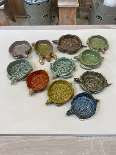 Students Turtle Bowls Turtle Pottery Ideas, Texture In Ceramics, Easy Ceramics Ideas Simple, Pinch Pot Ceramics Ideas, Pinch Pots Aesthetic, Turtle Clay Art, Turtle Pinch Pot, Key Bowl Ideas, Pinch Pot Ideas Ceramics Animals