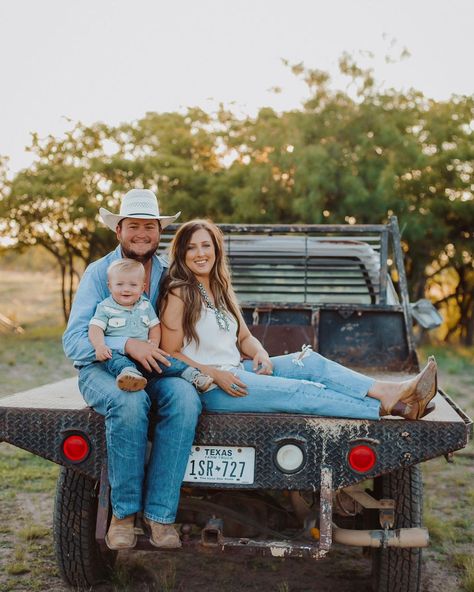 Western Baby Pictures, Cowboy Family Pictures, Country Family Photos, Western Family Photos, Farm Family Pictures, Winter Family Photography, Country Couple Pictures, Cute Family Pictures, Family Photos With Baby