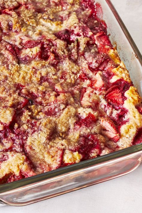 Raspberry and Strawberry Buckle Strawberry Buckle, Slow Cooker Apple Crisp, Easy Peach Crisp, Oatmeal Crisp, Pear Crumble, Easy Apple Crisp Recipe, Raspberry Bars, Blueberry Crisp, Apple Crisp Easy