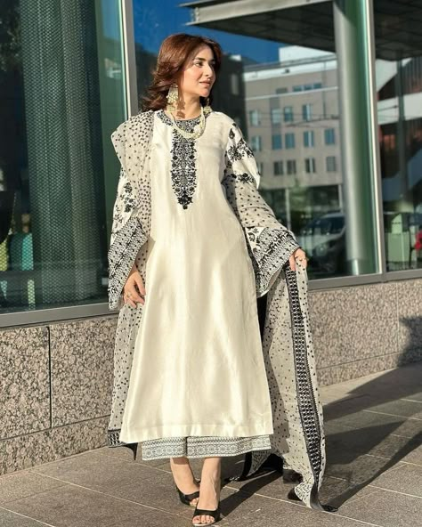 Simple Dress Casual, Yumna Zaidi, Desi Fashion Casual, Pakistani Fancy Dresses, Pakistani Dresses Casual, Pakistani Fashion Party Wear, Beautiful Pakistani Dresses, Salwar Kamiz, Everyday Fashion Outfits