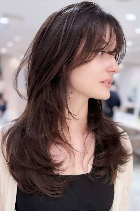 Brown layered thin hair may require a voluminous touch to get a fuller appearance. The brown butterfly bangs and lengthened curtain bangs offer a sophisticated touch to this haircut.//photocredit: @kenji_kubo1208 Butterfly Bangs, Face Framing Hair, Brown Butterfly, Curtain Bangs, Face Framing, Layered Hair, Beauty Trends, Shine Bright, Bangs