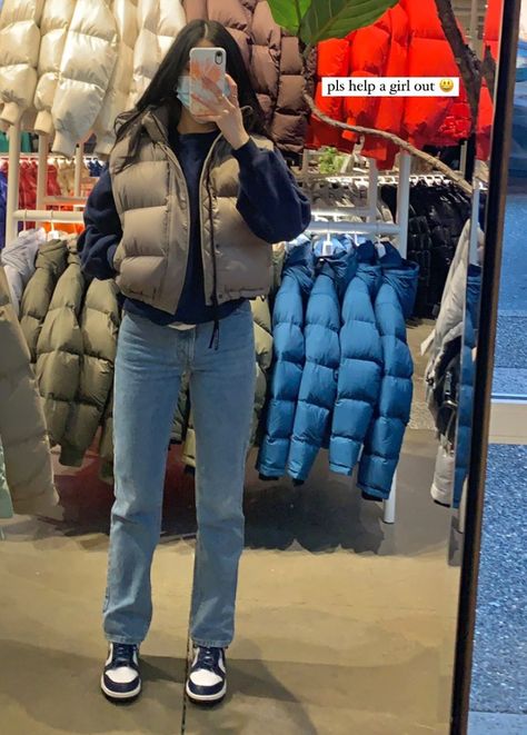 Aritzia Puffer Vest, Super Puff Vest Outfit, Puff Jackets Women Outfit, Sporty Outfits For Summer, Crop Puffer Jacket Outfit, Puff Vest Outfit, Sleeveless Puffer Jacket Outfit, Tokyo Winter Outfit, Vest Outfits For Women Winter