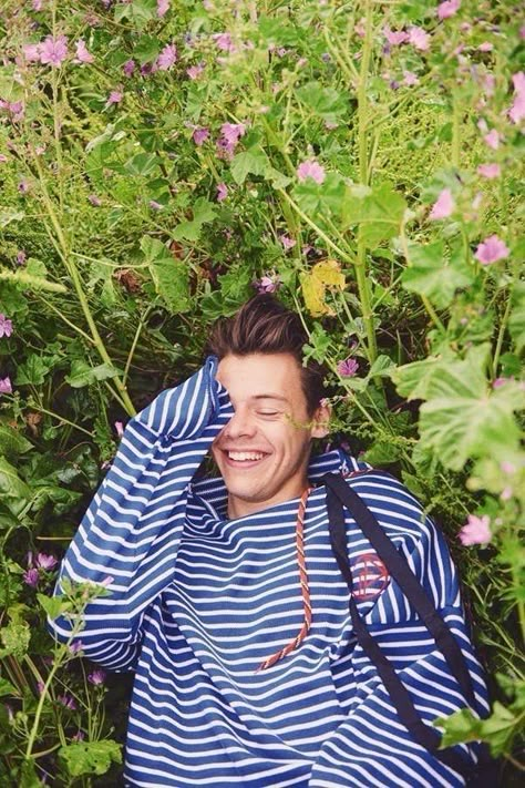 Harry Styles Did A Photo Shoot For A Magazine And You're Not Ready For This Harry Styles Lockscreen, Gambar One Direction, Harry Styles Aesthetic, Haikou, Harry Styles Cute, Harry Styles Wallpaper, Family Show, Harry Styles Pictures, Harry Styles Photos