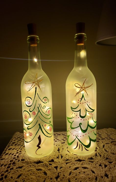 Bottles Decoration Christmas, Glass Bottle Painting Christmas, Diy Christmas Decorations Bottles, How To Paint Wine Bottles For Christmas, Christmas Glass Bottle Crafts, Painted Bottles With Lights, Christmas Painted Bottles, Christmas Painted Wine Bottles, Painted Wine Bottles Christmas