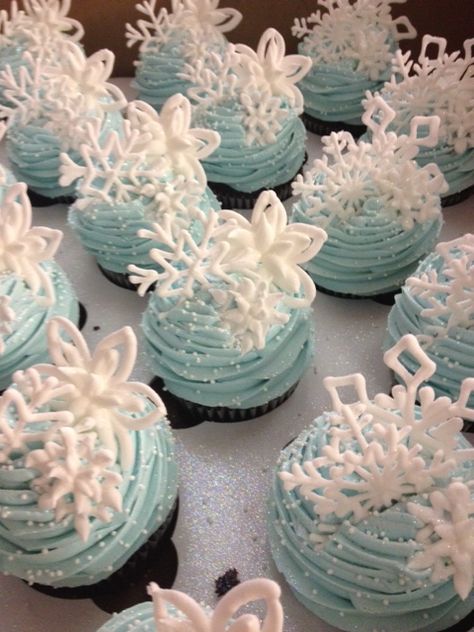 Snowflake Cupcakes, Schnee Party, Stuffed Cupcakes, Cupcake Bar, Winter Cupcakes, Winter Wonderland Birthday Party, Cupcake Inspiration, Frozen Cupcakes, Frozen Bday Party