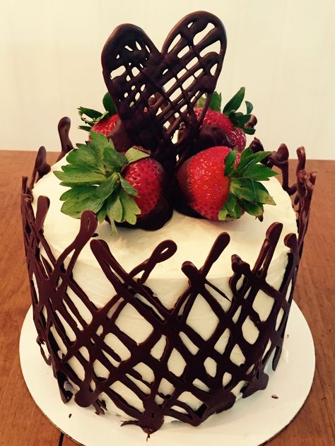 MollyCakes: Chocolate raspberry cake with a chocolate cage Tårta Design, Delicious Strawberry Cake, Mini Torte, Chocolate Garnishes, Chocolate Raspberry Cake, Chocolate Cake Decoration, Raspberry Cake, Strawberry Cakes, Drip Cakes