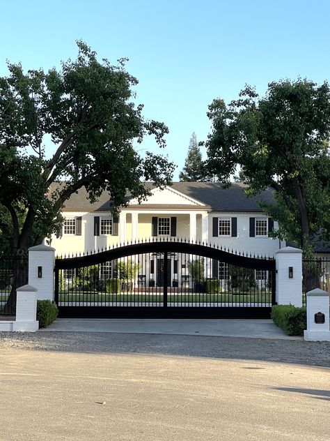 Mansion Gates Entrance, Modern Suburban Mansion, Suburban Mansion, Farmhouse Gate, Exterior Windows, Mansion Bloxburg, Usa House, Farm Gate, Thai House