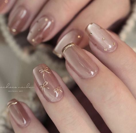 Matt Gold Nails, Nail Designs 2024 Winter, Summer To Fall Nail Color, Summer Boho Nail Ideas, Elegant Gold Nails, Elegant Gel Nails, Elegant Fall Nails, Winter Manicures, Nail Art Matte