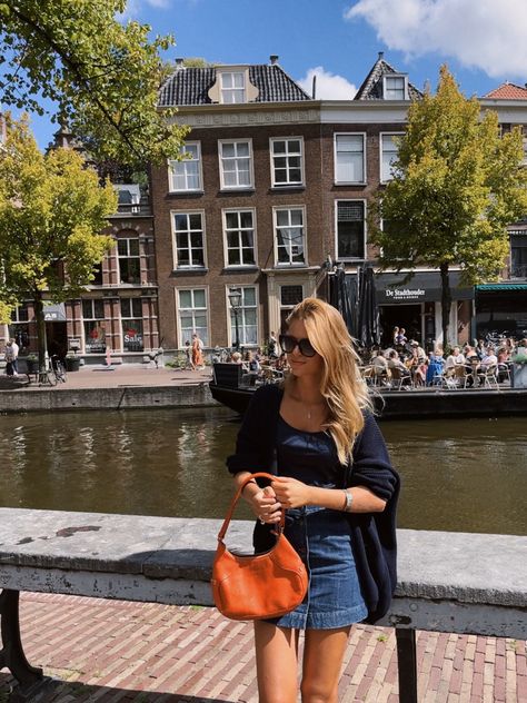 #amsterdam #dutchgirl #fashionstyle #amsterdamfashion #travel #eurosummer Amsterdam Fashion Summer, Amsterdam Girls, Trip Outfit Summer, Amsterdam Pictures, Amsterdam Outfit, Amsterdam Photos, Amsterdam Fashion, European Aesthetic, Europe Aesthetic