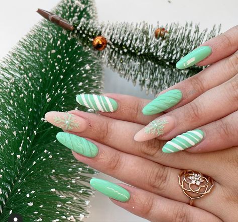 Pastel Xmas Nails, Bright Green Christmas Nails, Mint Christmas Nails, Mint Green Christmas Nails, Green Glitter Christmas Nails, Christmas Acrylic Nail Designs, Green Xmas, Red Christmas Nails, Polish Art