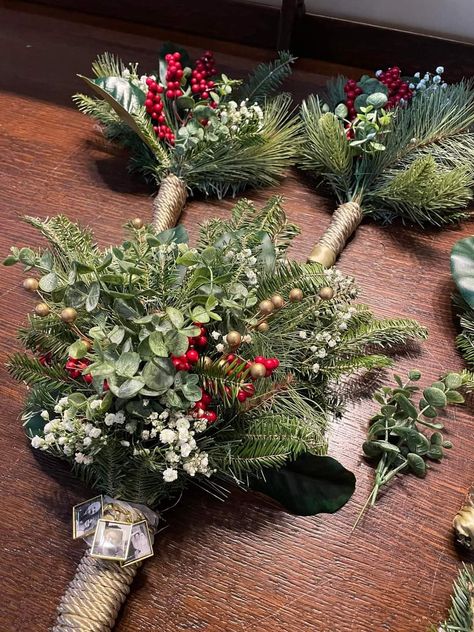 Christmas Tree Wedding Decor, Winter Wedding Flowers Bouquets, Small Winter Wedding, Diy Christmas Wedding, Christmas Wedding Bouquets, Christmas Wedding Flowers, Christmas Wedding Themes, Winter Bridal Bouquets, Christmas Wedding Inspiration