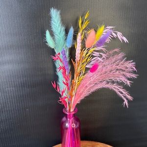 Rainbow dried flowers in pink glass vase Room Decor Rainbow, Y2k Room Decor, Y2k Room, Black Tissue Paper, Pink Room Decor, Dried Bouquet, Pink Room, Dried Flower Bouquet, Dried Flower Arrangements