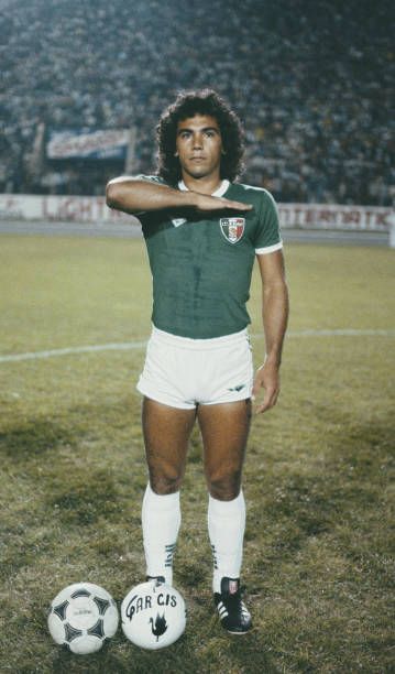 Hugo Sanchez of Mexico in 1978. Mexican Soccer Players, Hugo Sanchez, Mexico Soccer, African Print Maxi Skirt, Football Players Images, Vintage Football Shirts, Association Football, Soccer Guys, Football Photos