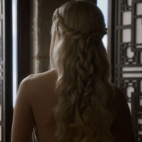 Daenerys Hair, Daenerys Targaryen Aesthetic, Targaryen Hair, Daenerys Targaryen Icons, Daena Targaryen, Lauren Roberts, Targaryen Aesthetic, Gra O Tron, Mother Of Dragons