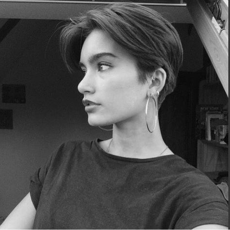 Hot Short Hair Women, Tomboy Haircut Thick Hair, Lady Short Hair, Short Hair Lady, Hot Short Hair, Ladies Short Hair, Tomboy Hairstyles, Shot Hair Styles, Hair Women