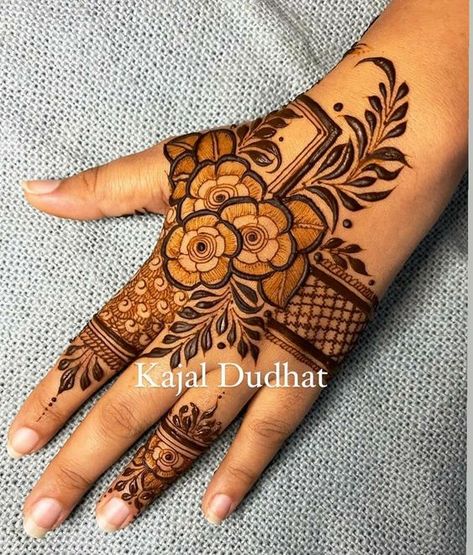 Henna Design Simple, Mehndi Design Bridal, Back Hand Mehndi Design, Henna Hands, Designs Mehndi, Mehndi Designs 2018, Henna Brows, Easy Mehndi, Rose Mehndi Designs