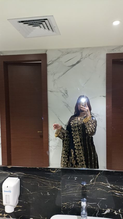 Mirror Suit Selfie, Girl Pictured In A Mirror Pakistani, Eid Mirror Selfie Poses, Fake Mirror Selfie Snap, Desi Mirror Selfie Aesthetic, Mirror Selfie In Suit, Saree Mirror Selfie, Suit Mirror Selfie, Mirror Snaps