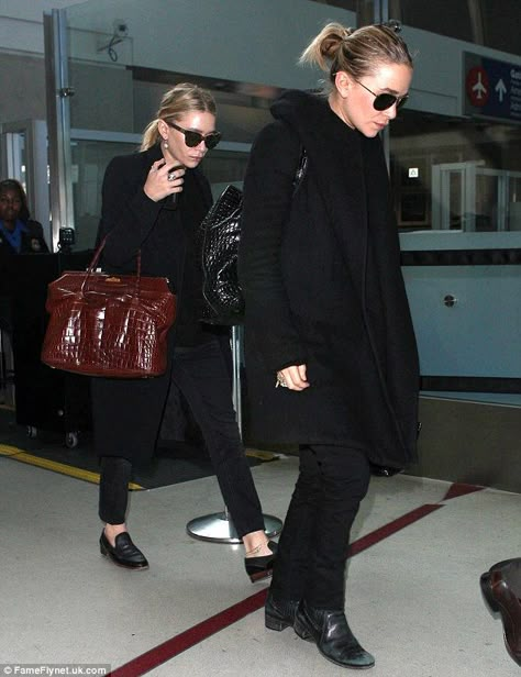 Celeb Airport Style, Ashley Olsen Style, Ashley Mary Kate Olsen, Olsen Fashion, Airport Outfit Celebrity, Olsen Twins Style, Kate Olsen, Mary Kate Ashley, Olsen Twins