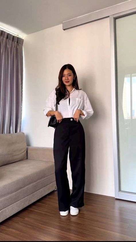 White Button Down Shirt Black Pants, White Button Down Black Pants, Black Slacks Outfit, Girly Outfits Classy, Slacks Outfit, Tomboy Fits, Girls White Shirt, Office Fits, Black Pants Outfit