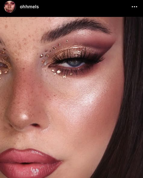 Gold Gem Eye Makeup, Gold Glam Makeup Glitter, Golden Makeup Look Glam, 18th Birthday Makeup Ideas, Make Up Dorado, Gold Makeup Looks For Prom, Gold And Brown Eye Makeup, 18th Birthday Makeup, Champagne Makeup Look